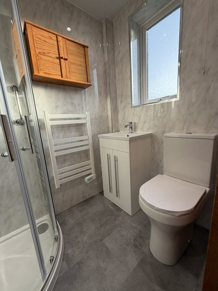Wall-panelled bathroom installation, photograph 39