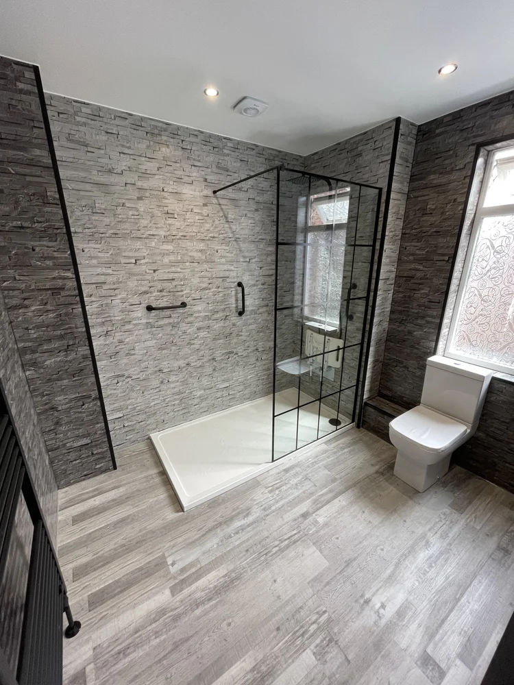 Wall-panelled bathroom installation, photograph 61