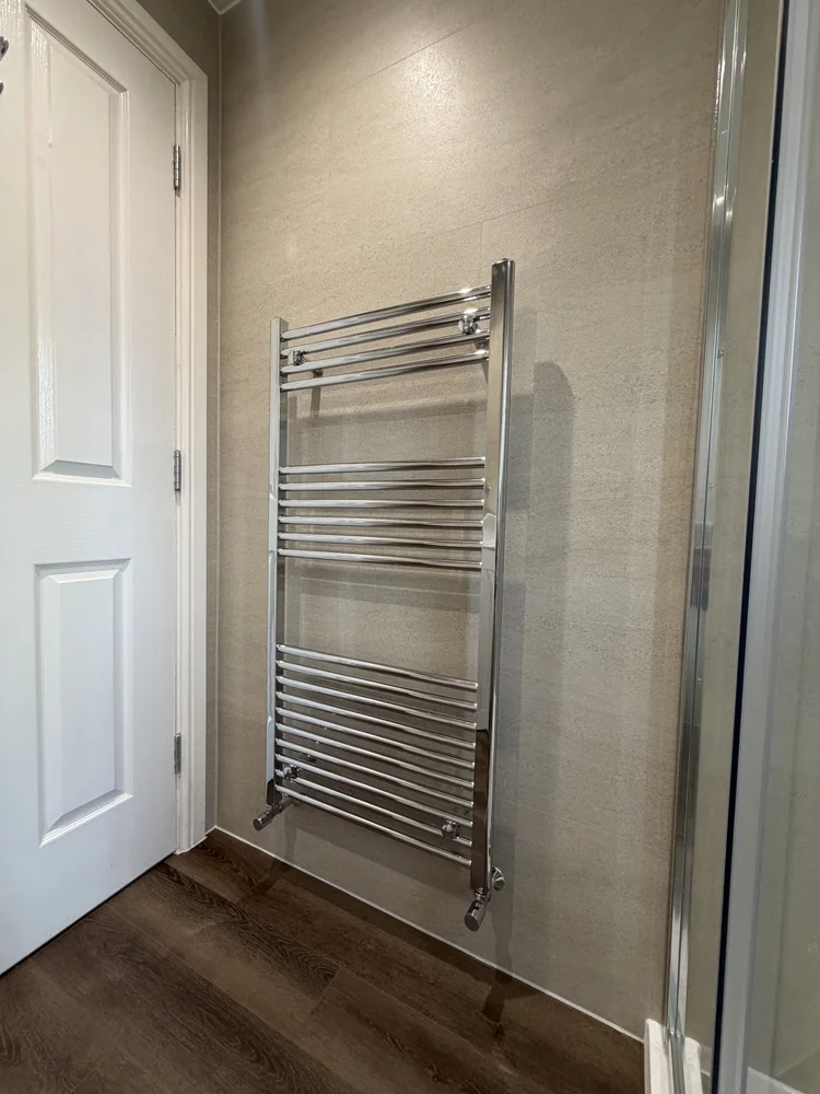 Wall-panelled bathroom installation, photograph 36