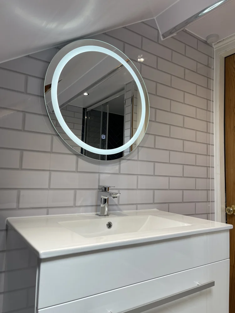 Wall-panelled bathroom installation, photograph 102