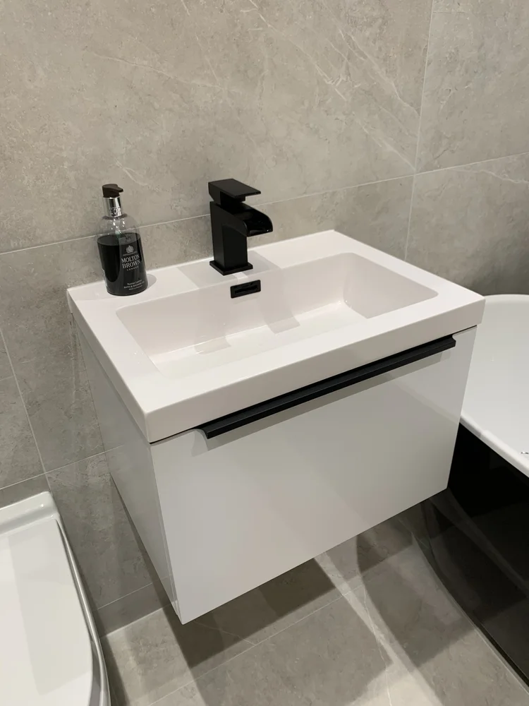 Tiled bathroom installation, photograph 20