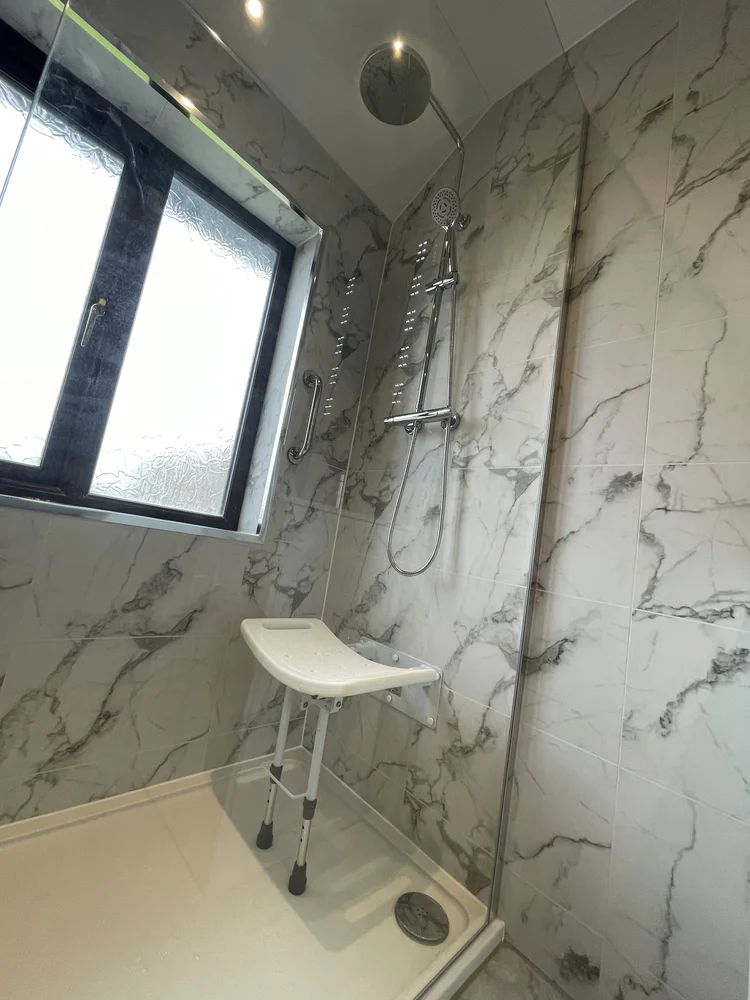 Wall-panelled bathroom installation, photograph 96