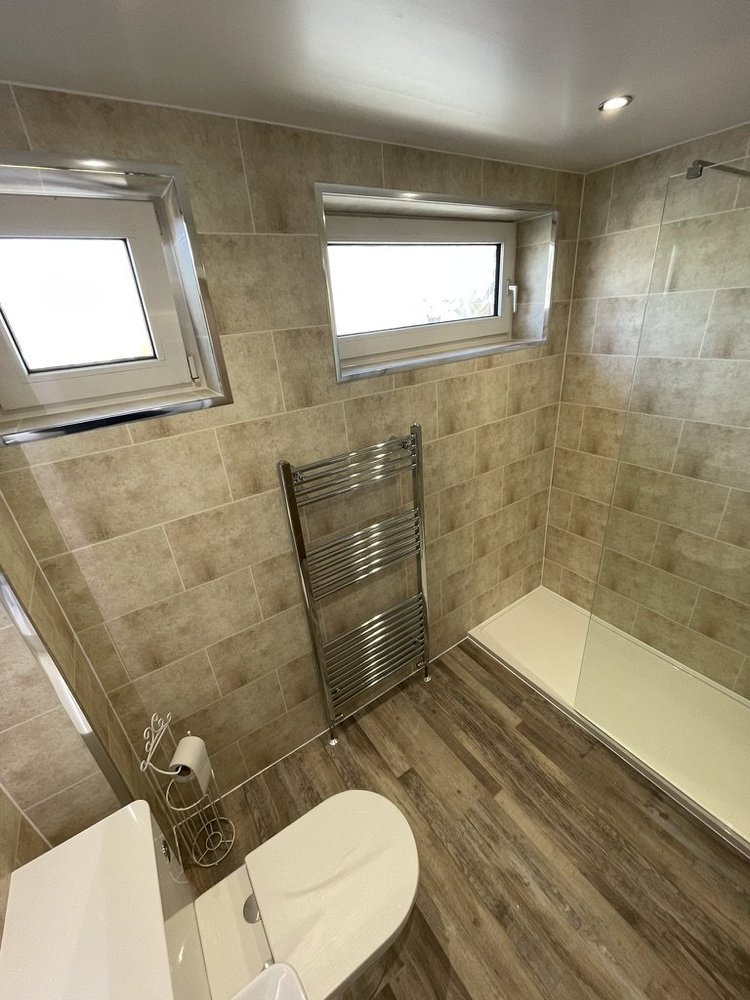 Wall-panelled bathroom installation, photograph 88