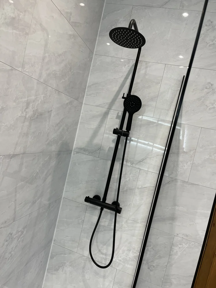 Tiled bathroom installation, photograph 23