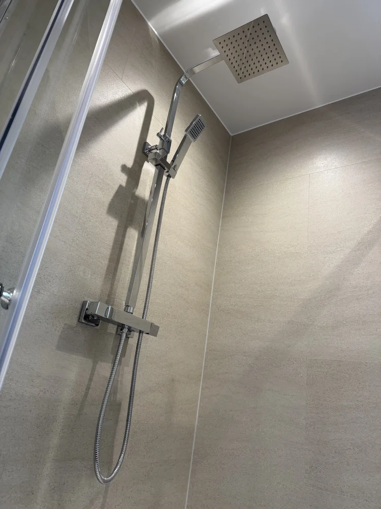 Wall-panelled bathroom installation, photograph 35