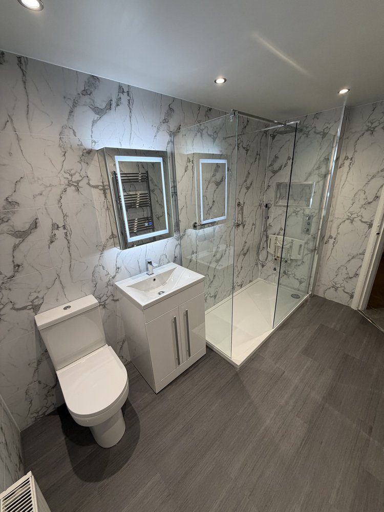 Wall-panelled bathroom installation, photograph 30