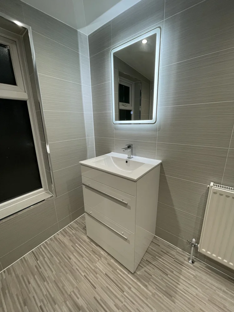 Wall-panelled bathroom installation, photograph 99