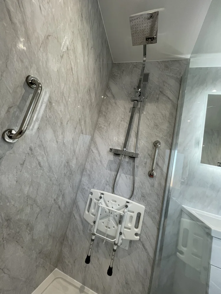 Wall-panelled bathroom installation, photograph 70