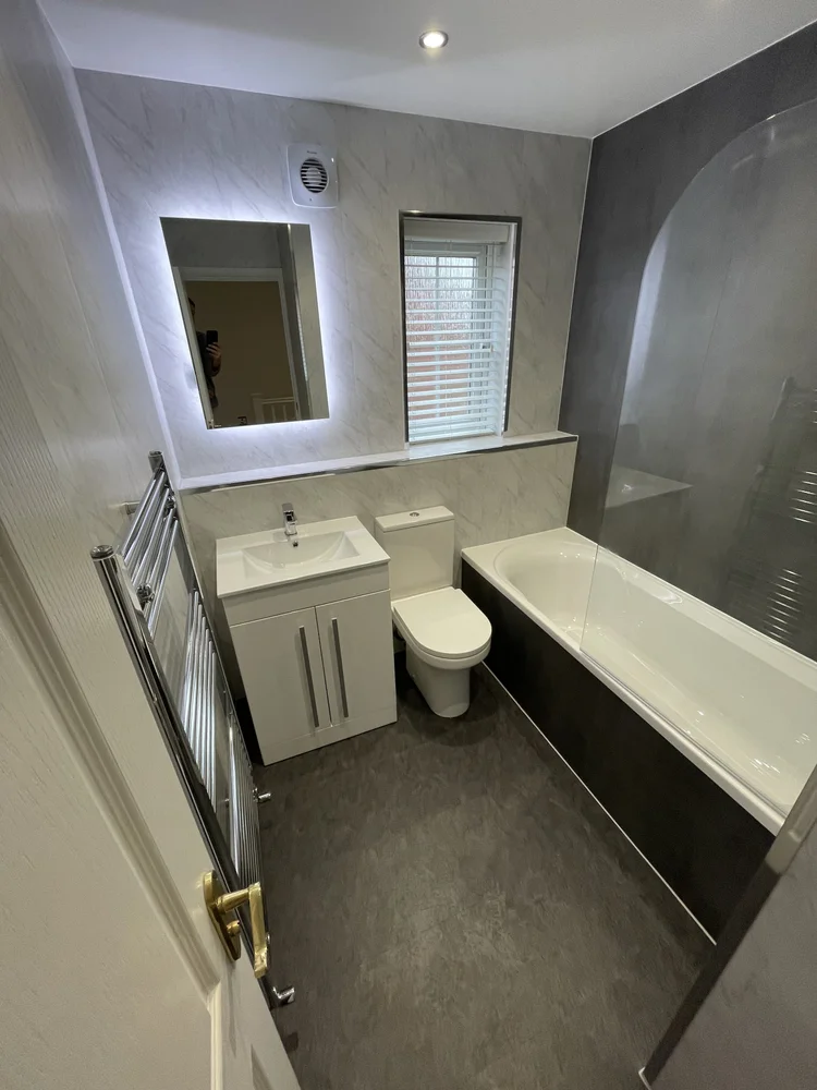 Wall-panelled bathroom installation, photograph 81
