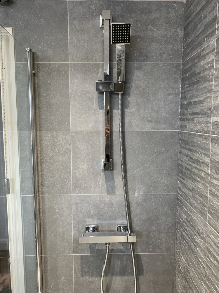 Tiled bathroom installation, photograph 38