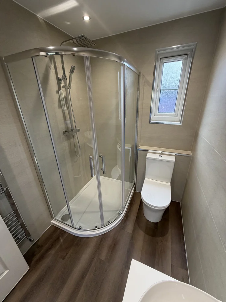 Wall-panelled bathroom installation, photograph 34