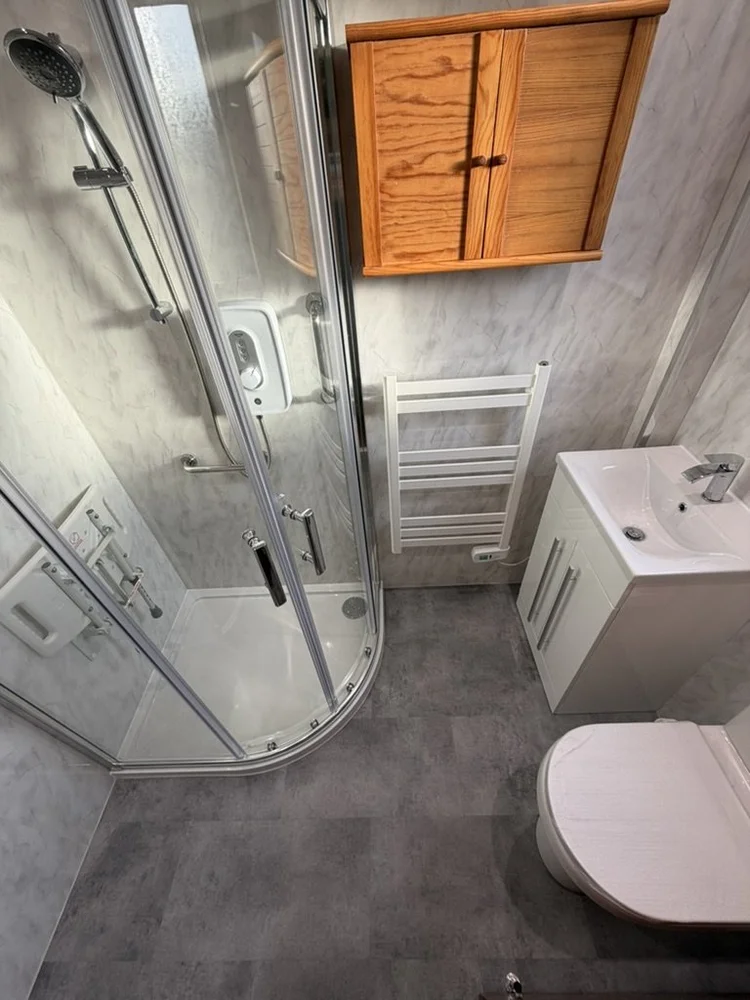 Wall-panelled bathroom installation, photograph 41