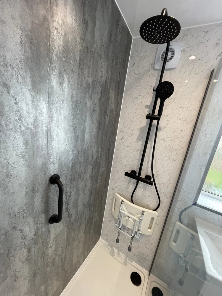 Wall-panelled bathroom installation, photograph 51