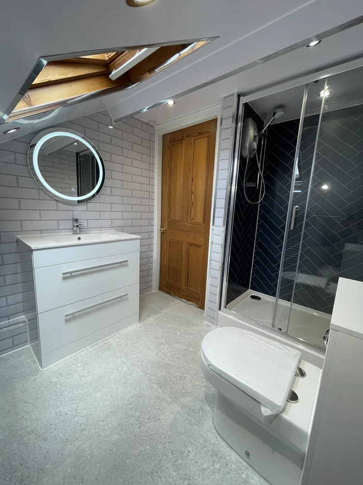 Wall-panelled bathroom installation, photograph 101