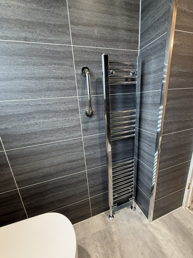 Wall-panelled bathroom installation, photograph 12