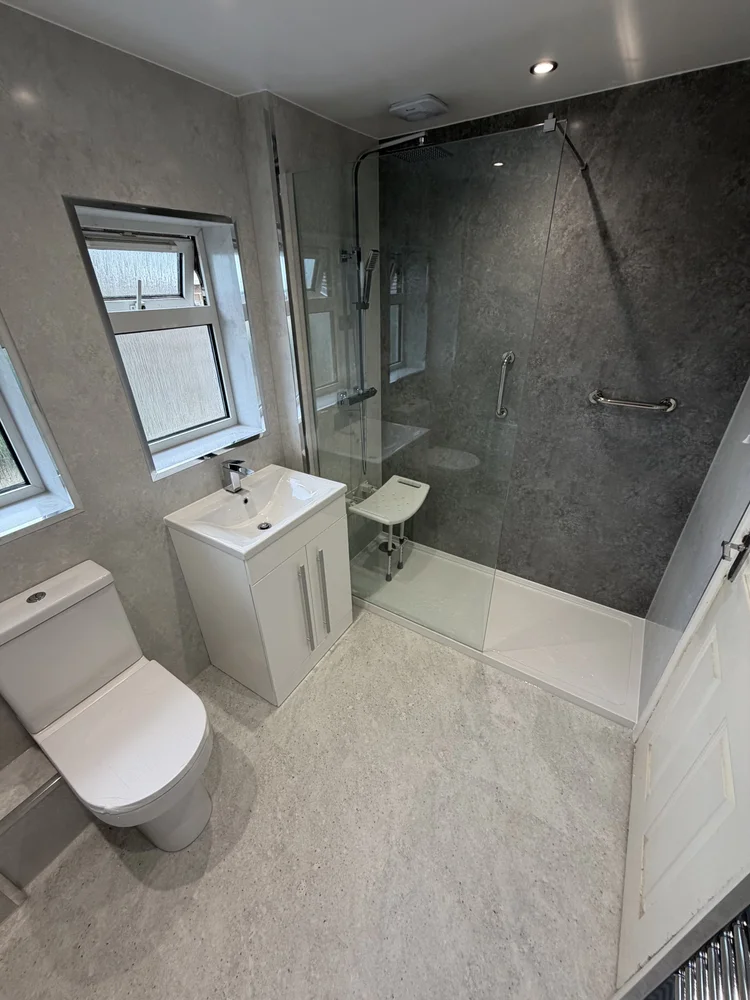 Wall-panelled bathroom installation, photograph 57