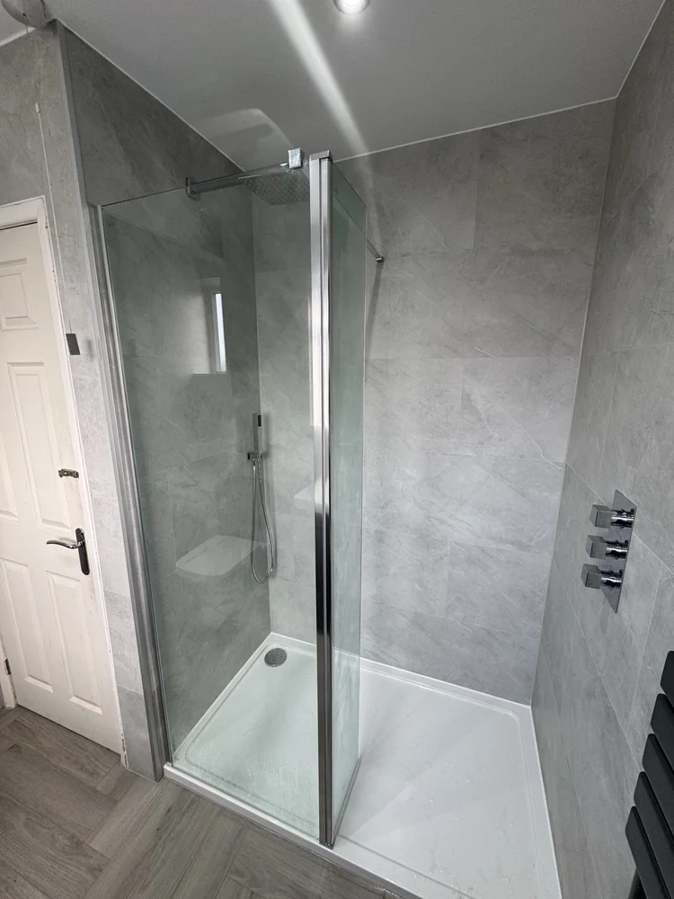 Wall-panelled bathroom installation, photograph 65