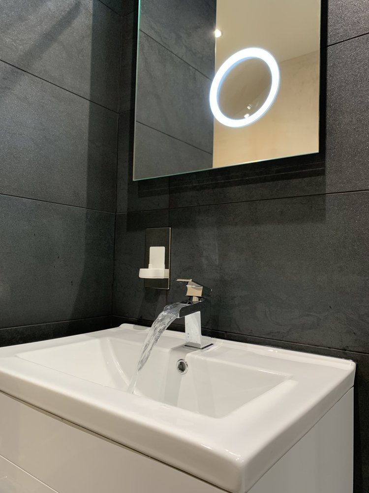 Tiled bathroom installation, photograph 58