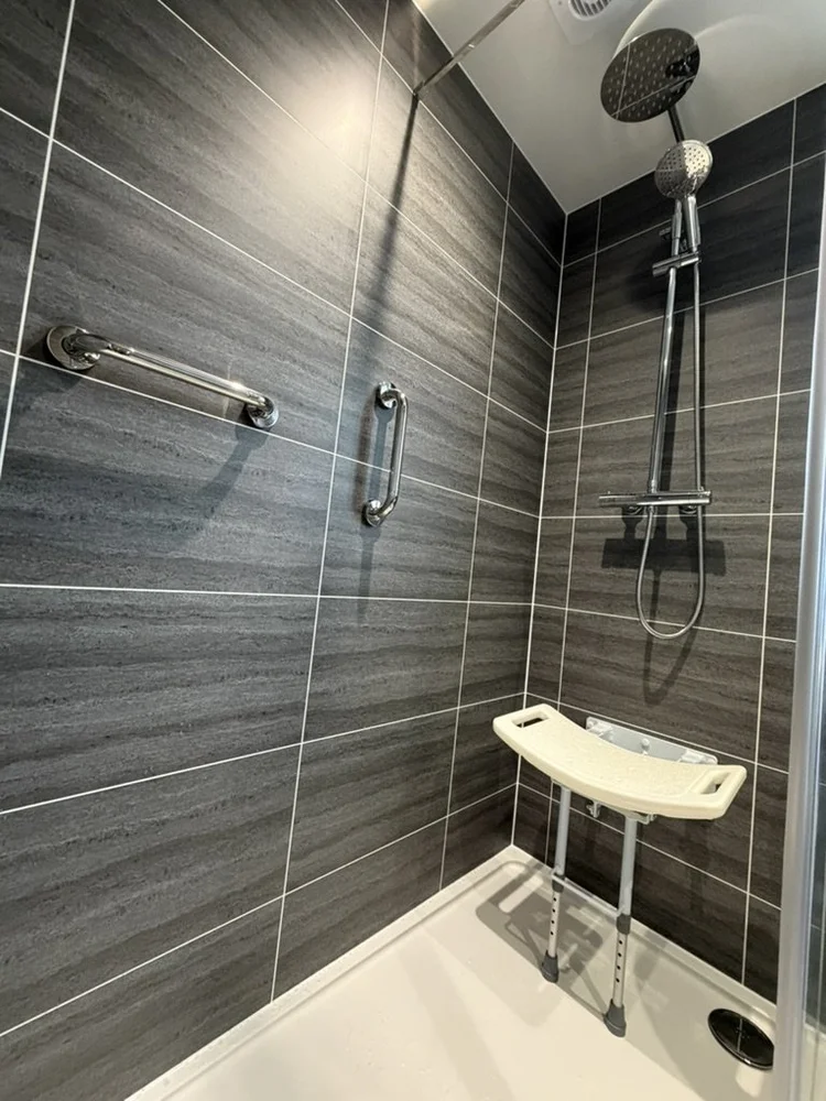 Wall-panelled bathroom installation, photograph 11