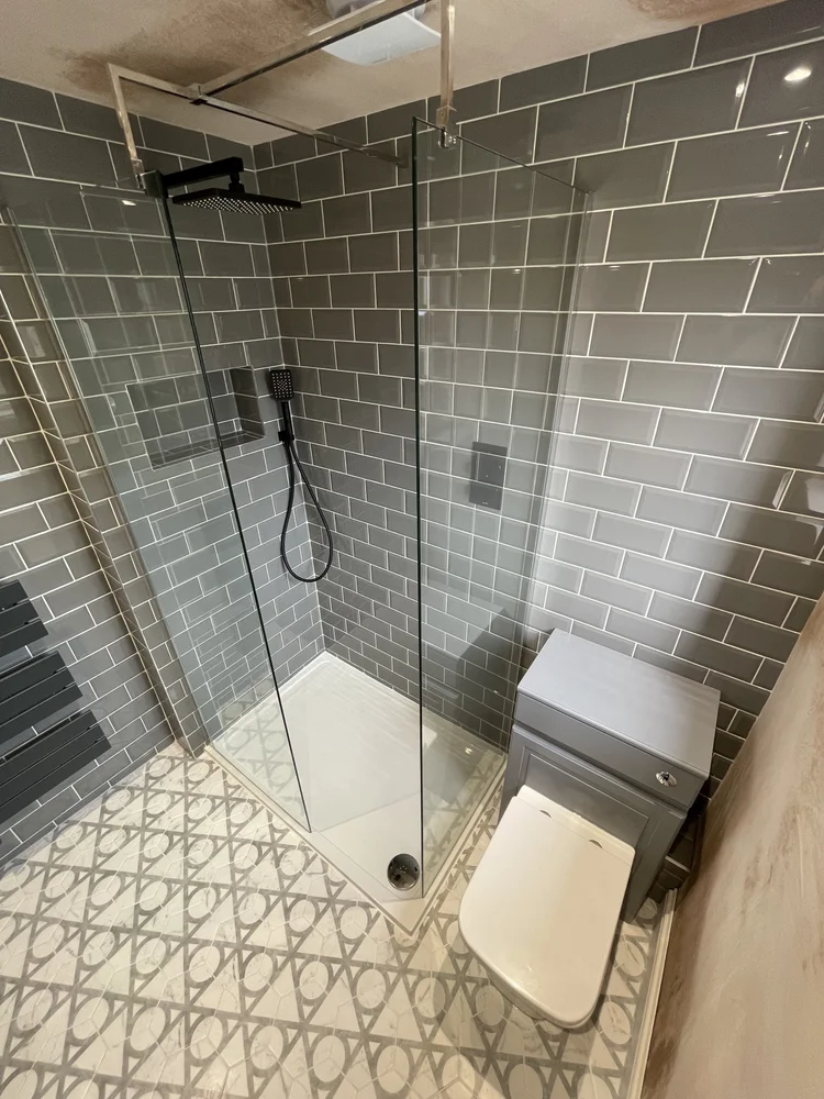 Tiled bathroom installation, photograph 25