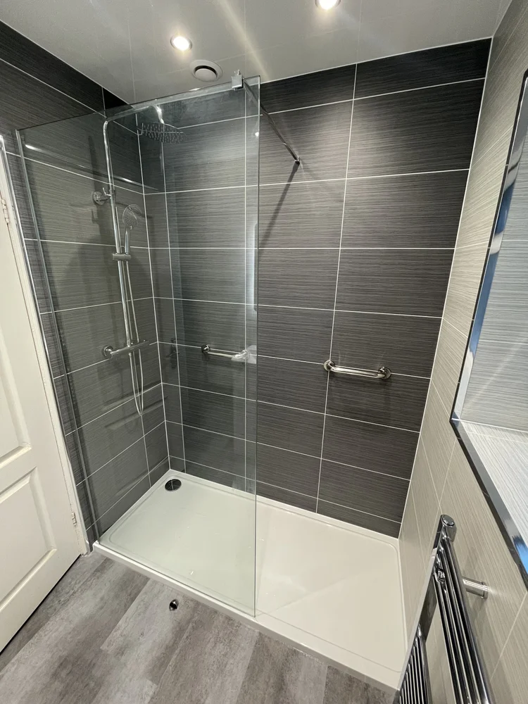 Wall-panelled bathroom installation, photograph 77