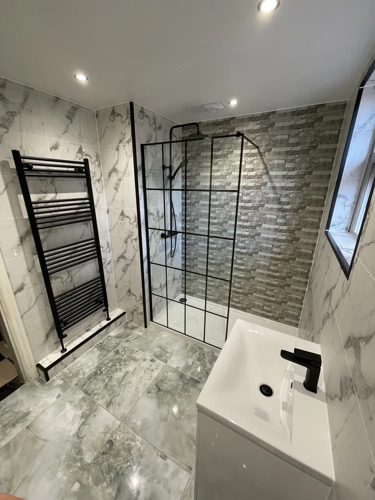 Wall-panelled bathroom installation, photograph 45