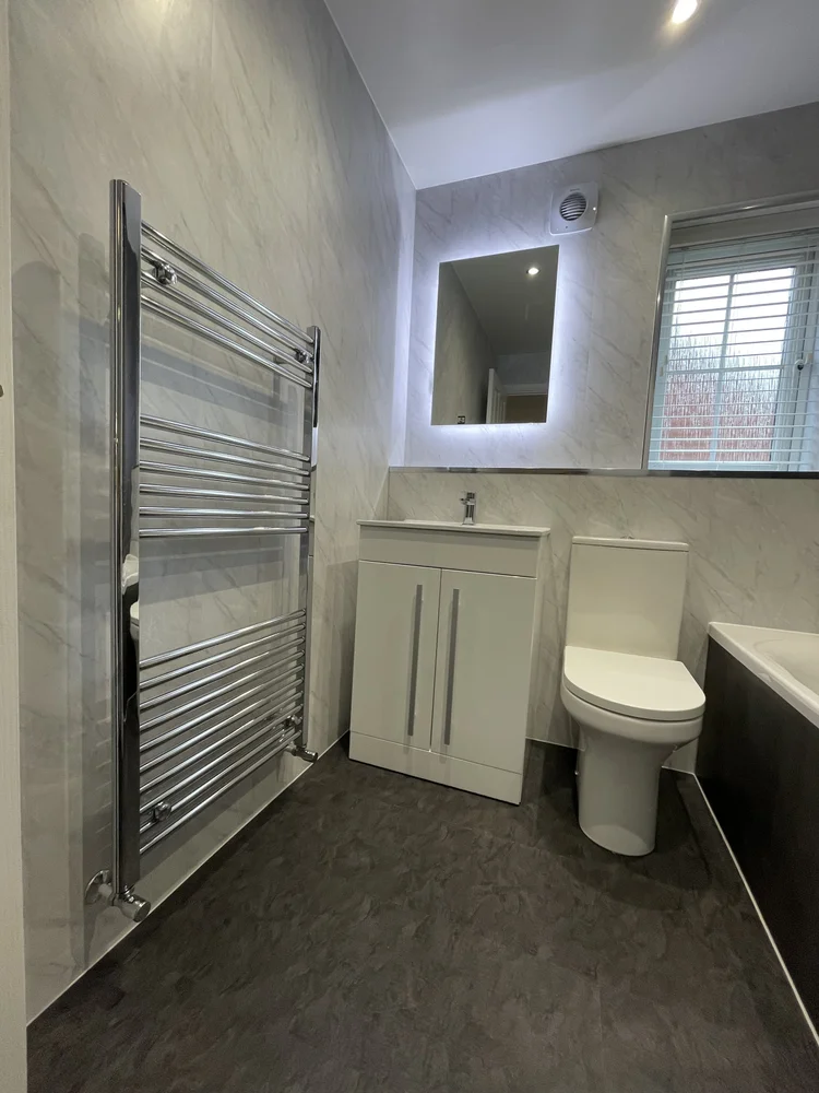 Wall-panelled bathroom installation, photograph 84