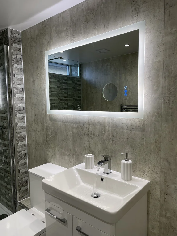 Wall-panelled bathroom installation, photograph 75