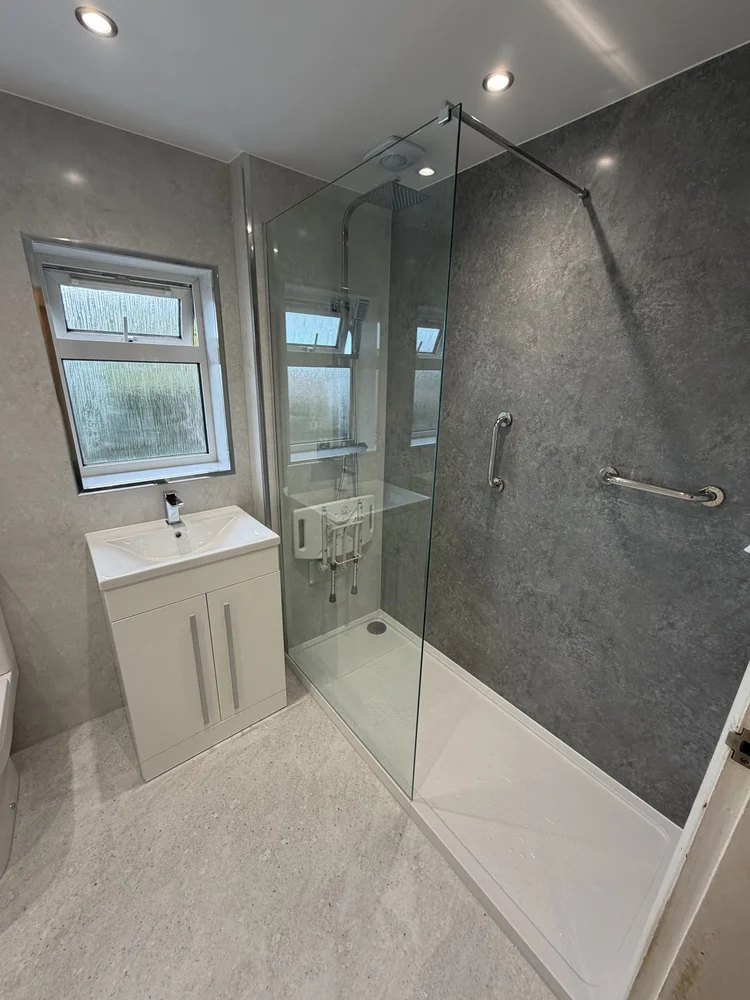 Wall-panelled bathroom installation, photograph 54