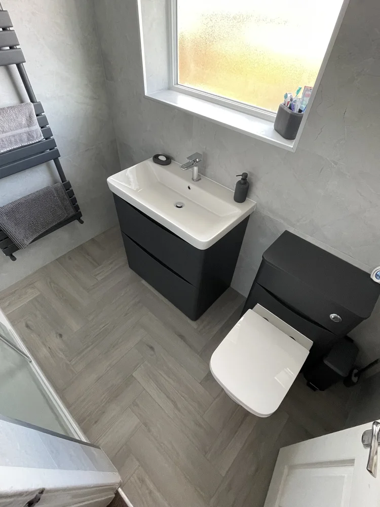 Wall-panelled bathroom installation, photograph 68