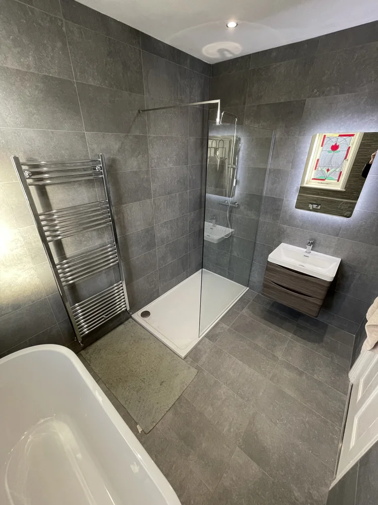 Tiled bathroom installation, photograph 45