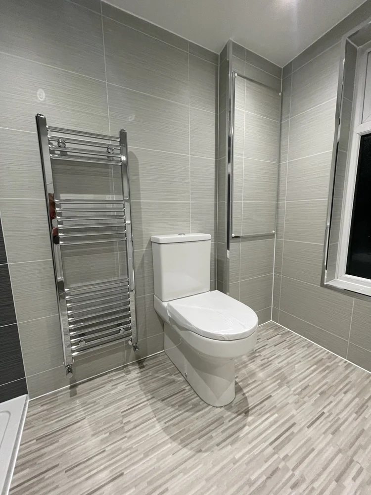 Wall-panelled bathroom installation, photograph 100
