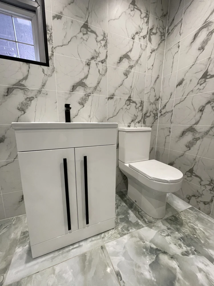 Wall-panelled bathroom installation, photograph 44