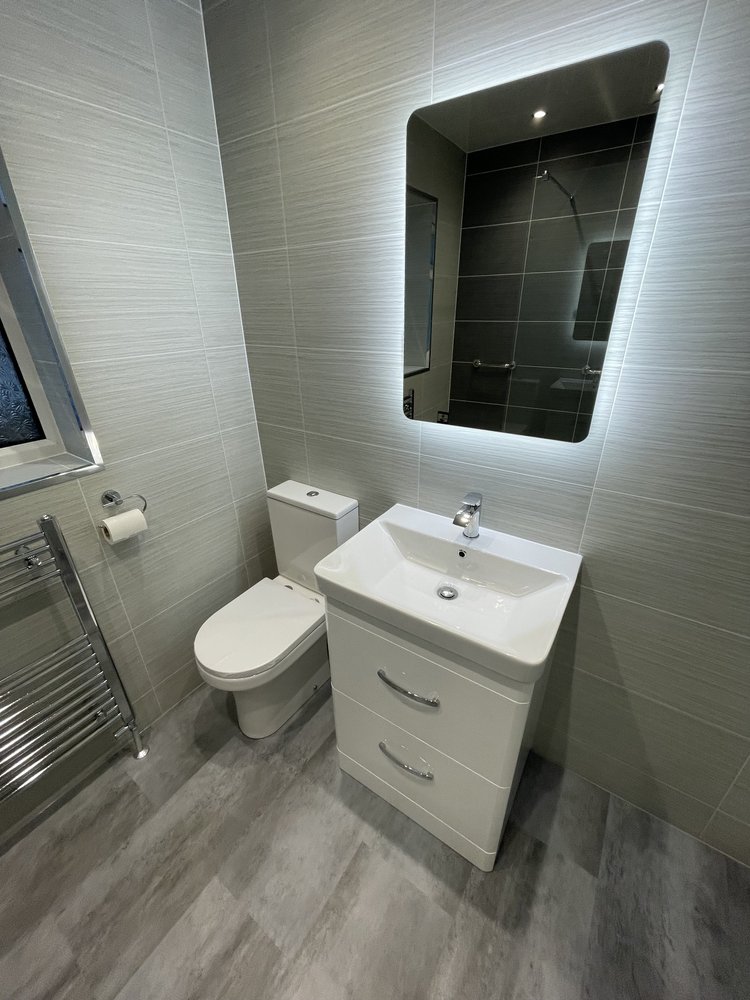 Wall-panelled bathroom installation, photograph 80