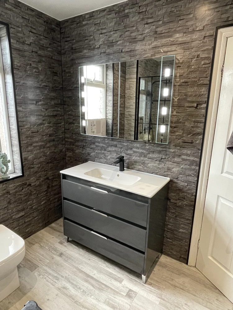 Wall-panelled bathroom installation, photograph 64