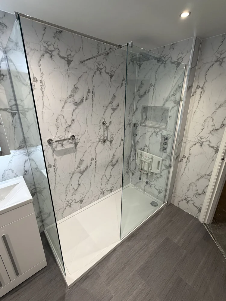 Wall-panelled bathroom installation, photograph 27