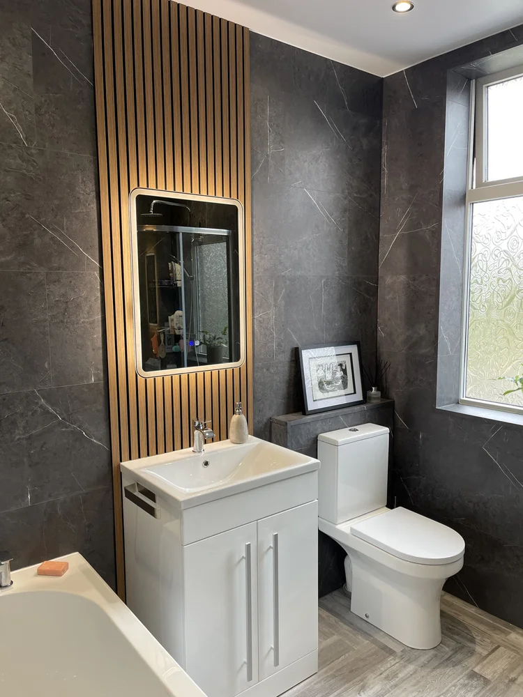 Wall-panelled bathroom installation, photograph 47
