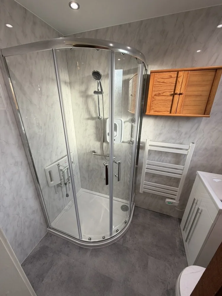 Wall-panelled bathroom installation, photograph 38