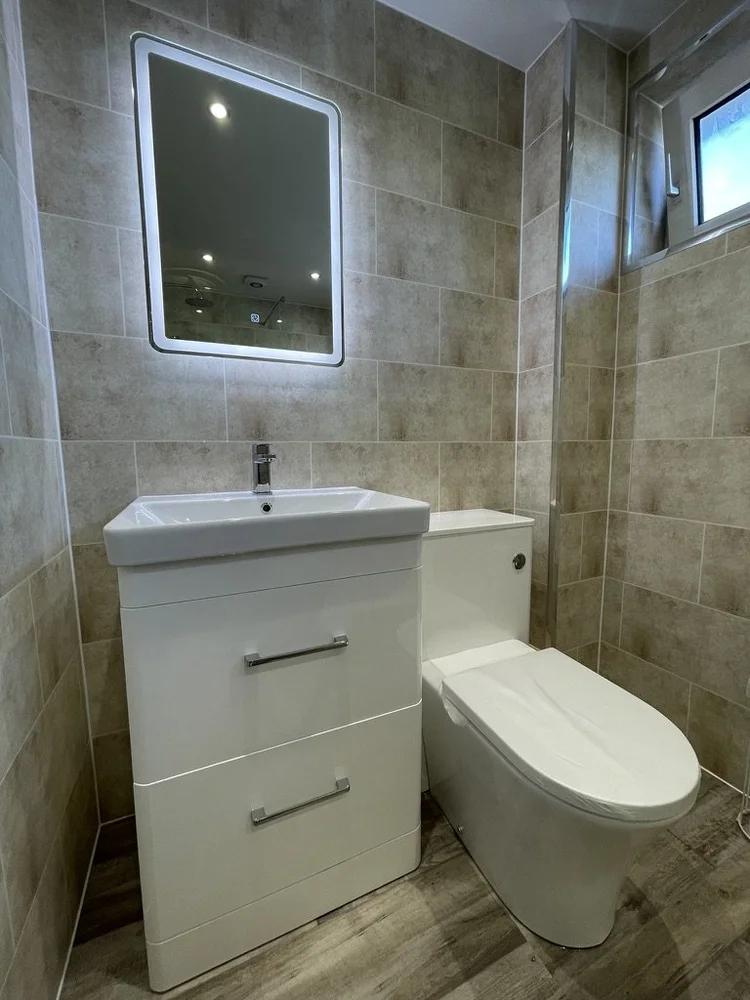 Wall-panelled bathroom installation, photograph 87