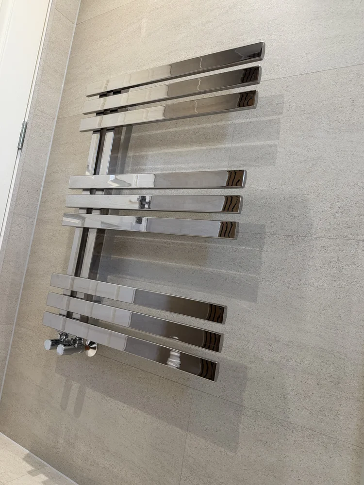 Wall-panelled bathroom installation, photograph 8
