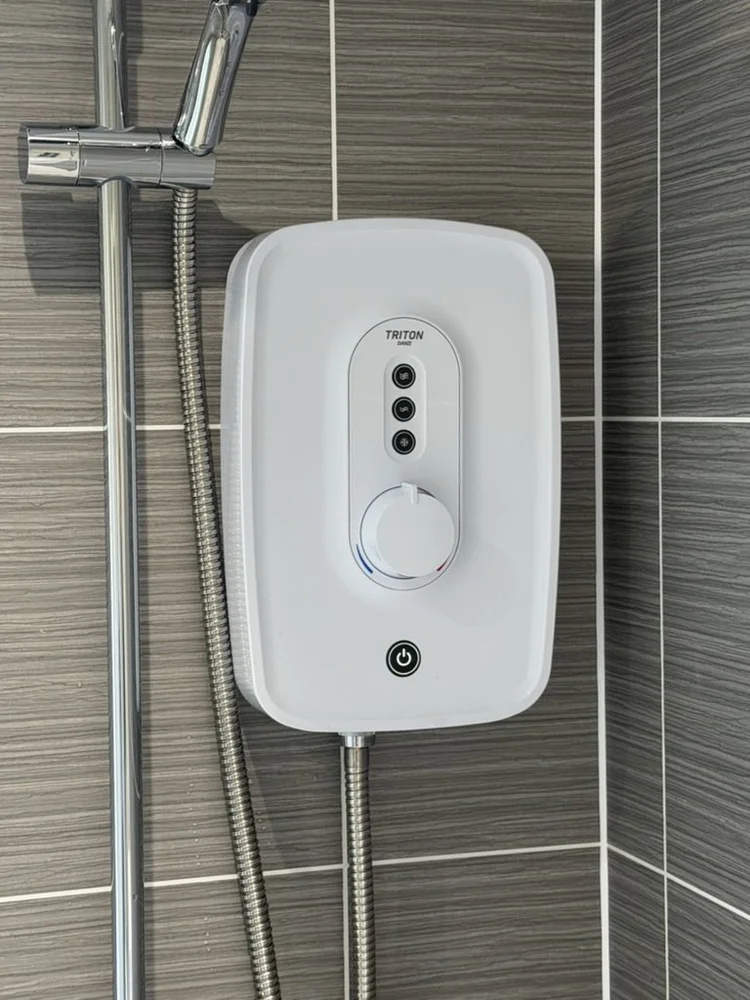 Wall-panelled bathroom installation, photograph 16