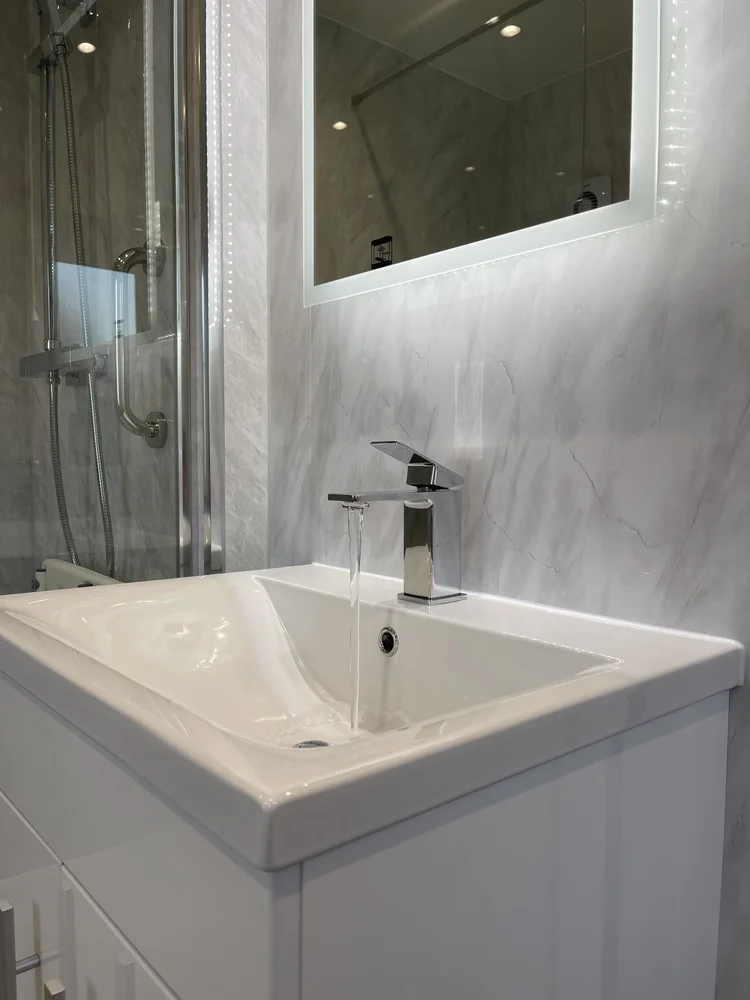 Wall-panelled bathroom installation, photograph 72