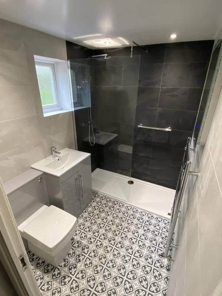 Tiled bathroom installation, photograph 81