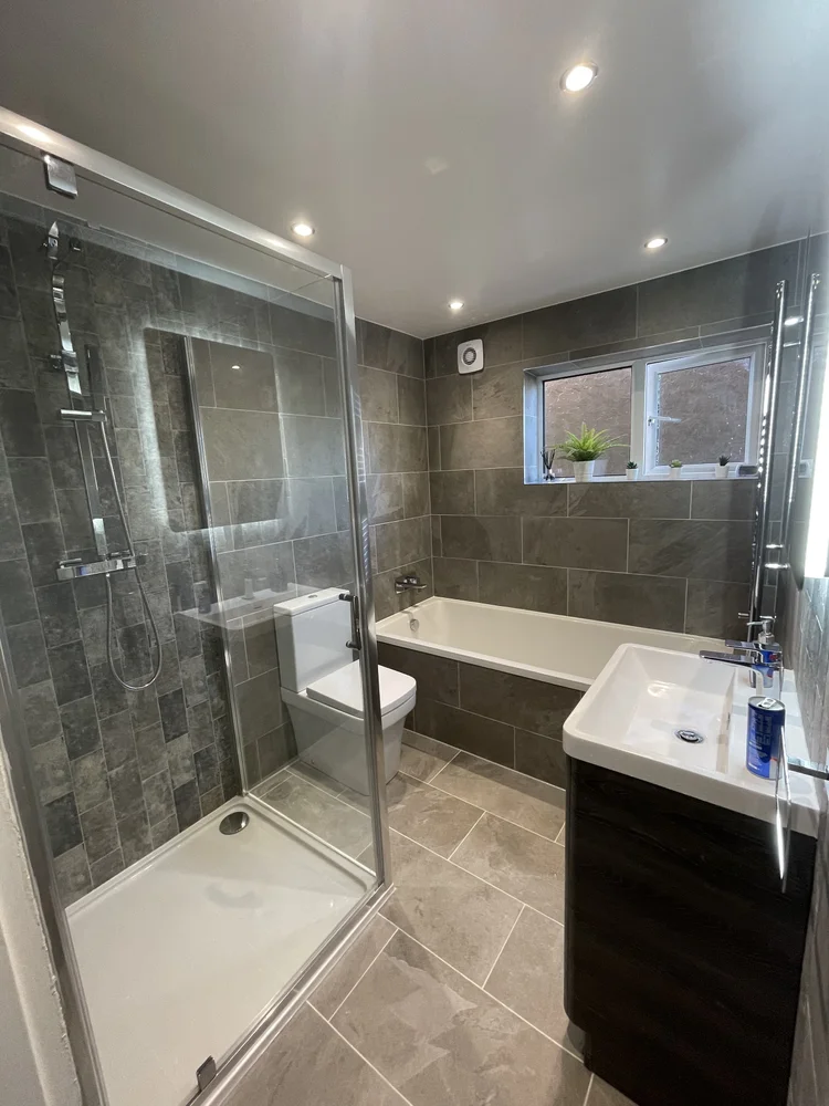 Tiled bathroom installation, photograph 60
