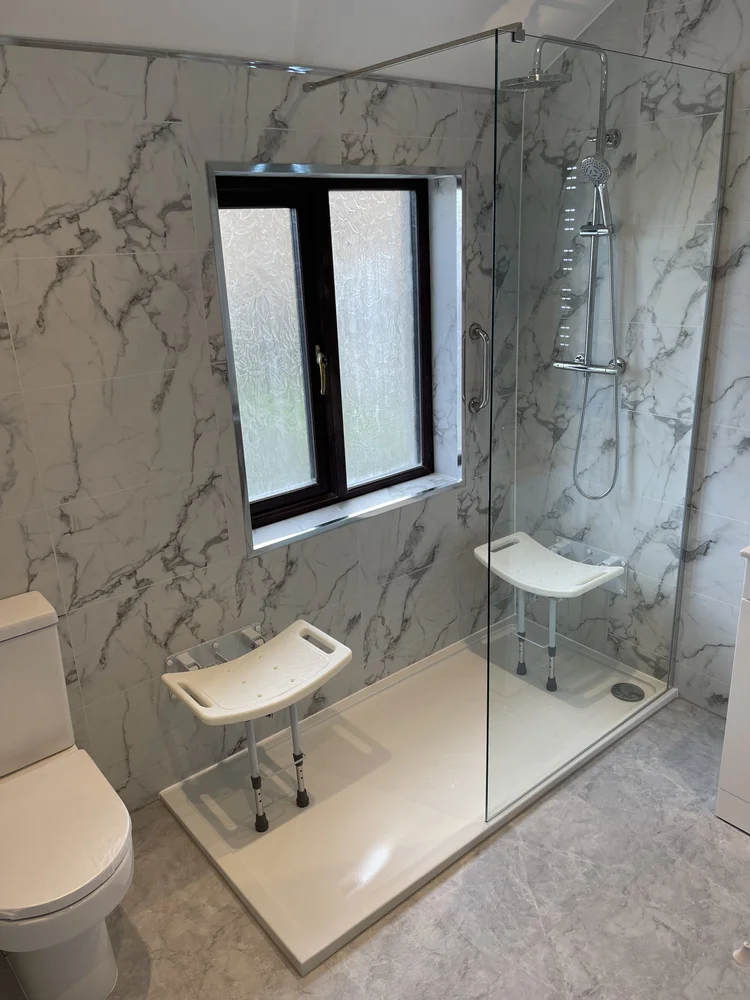 Wall-panelled bathroom installation, photograph 95
