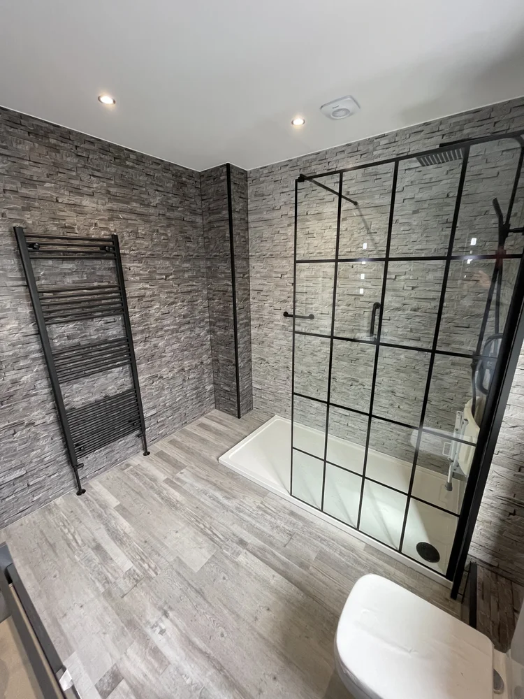 Wall-panelled bathroom installation, photograph 62