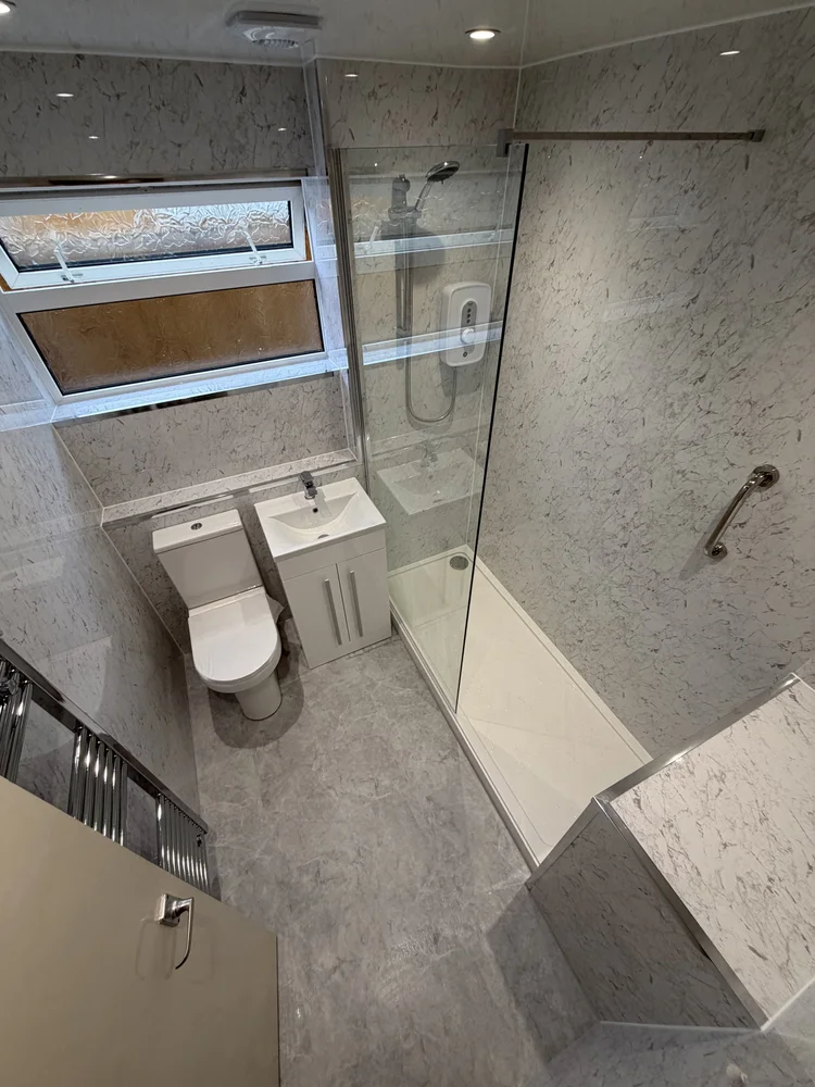 Wall-panelled bathroom installation, photograph 26