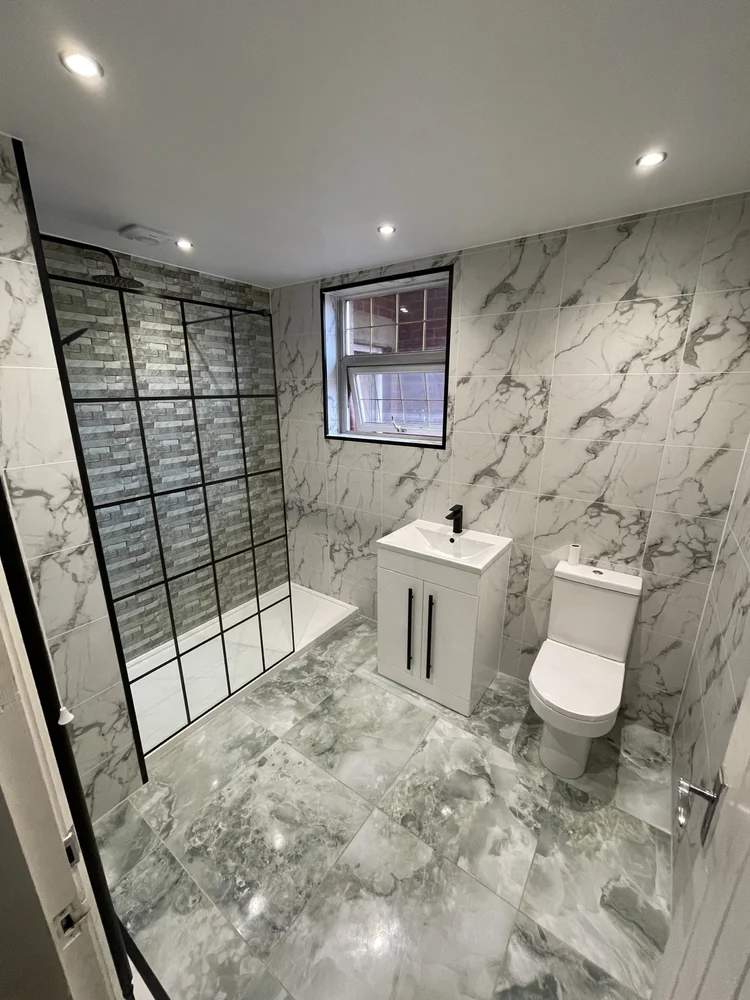 Wall-panelled bathroom installation, photograph 43