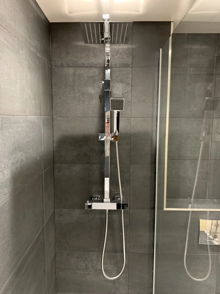 Tiled bathroom installation, photograph 59