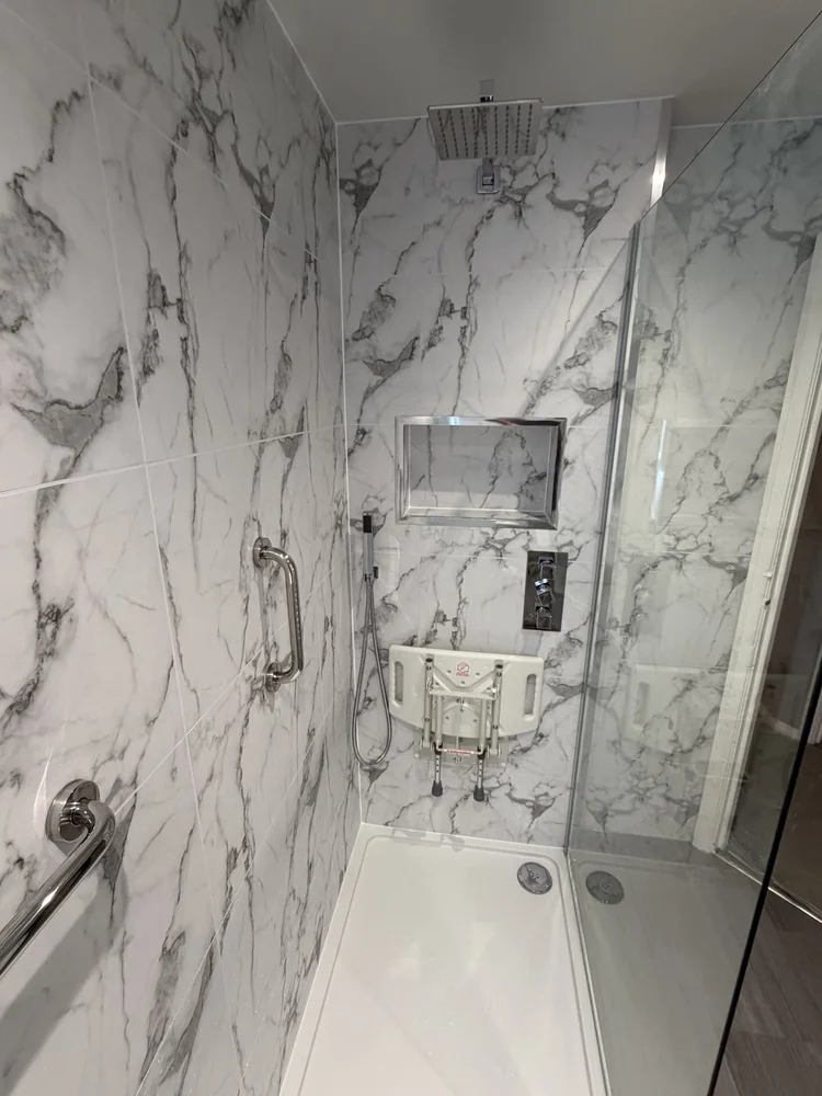 Wall-panelled bathroom installation, photograph 28